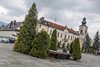 Rynek w Tymbarku przykryć można dłonią...