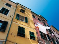 DSC 7346  Przez wieki miasteczka Cinque Terre były niemalże odcięte od świata. Sytuacja zmieniła się pod koniec XIX wieku, gdy rozpoczęto budowę linii kolejowej - biegnącej wzdłuż wybrzeża Riwiery Włoskiej - łączącej ze sobą poszczególne miejscowości oraz duże, portowe miasto La Spezia. Dziś to właśnie pociągami regionalnymi dociera tu przeważająca część turystów.