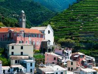 DSC 7361  Cinque Terre - Vernazza 25 października 2011 w Cinque Terre zeszła lawina błotna. Był to najbardziej tragiczny dzień we współczesnej historii Parku. Najbardziej ucierpiało miasteczko Vernazza. Zginęło wówczas 11 osób, uszkodzone zostały budynki, a część samochodów mieszkańców została zepchnięta do morza. Uszkodzona została linia kolejowa w obu kierunkach, całkowicie zniszczone były ścieżki turystyczne, morze porwało łodzie i miejską infrastrukturę.