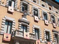 DSC 7873  W 1348 miasto dotknęła zaraza zabijając 2/3 mieszkańców (ok. 100 000 osób), co zapoczątkowało gospodarczy upadek miasta. Zdobyta ostatecznie w kwietniu 1555[2] przez Kuźmę I Medyceusza, który wcielił miasto w powstające Wielkie Księstwo Toskanii. W kolejnych wiekach Siena pozostawała w cieniu Florencji, liczba ludności malała aż do okresu po zakończeniu II wojny światowej.