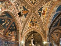 DSC 7992  Baptysterium św. Jana (Battistero di San Giovanni) mieści się na placu San Giovanni, obok Katedry i zostało wzniesione na początku XIV. Trzynawowe wnętrze pokryte jest freskami Vecchietta, natomiast na środku mieści się słynna chrzcielnica z dekoracją rzeźbiarską, na której zostały przedstawione sceny z życia św. Jana Chrzciciela (Donatello, Jacopo della Quercia).