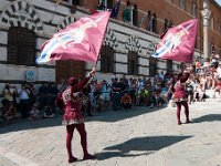 DSC 8024  Palio kontrad  Jak przed wiekami, tak również i dziś Siena podzielona jest na rywalizujące ze sobą dzielnice zwane kontradami.