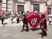 DSC 8043  Obecnie Siena liczy 17 kontrad. Każda z nich ma swoje godło. Ten, mający swoje korzenie w średniowieczu, podział najwyraźniej uwidacznia się co roku w lipcu podczas ludowego święta zwanego Palio. To bajeczne widowisko: barwne korowody, pochody przedstawicieli różnych zawodów w historycznych kostiumach, orszaki rycerzy, giermków i paziów, trzepocące proporce, bicie bębnów, odgłosy trąb. Tę manifestację wielkości i dumy Sieny kończy szalony turniej konny. Biorą w nim udział, przy dzikim aplauzie tłumów, jeźdźcy reprezentujący poszczególne kontrady. Trudno opisać chwilę triumfu: wybuchy niepohamowanej radości i entuzjazmu, bicie wszystkich dzwonów miasta. A wieczorem triumfująca kontrada zaprasza wszystkich sieneńczyków na Wieczerzę Zwycięstwa.