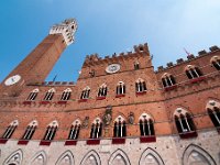 DSC 8178  Palazzo Pubblico, Palazzo Comunale – pałac w Sienie, zbudowany w latach 1297-1310 z cegieł i trawertynu, początkowo siedziba władz miejskich (Repubblica di Siena). W latach 1338 - 1348 przy pałacu zbudowano dzwonnicę - Torre del Mangia. W 1680 roku dobudowano dodatkowe piętro. Budynek znajduje się przy Piazza del Campo. Aktualnie w pałacu znajduje się Museo Civico zawierające zbiory dokumentów, szkiców i obrazów dokumentujących historię Sieny.
