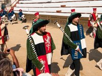DSC 8226  Palio di Siena odbywa się dwa razy w roku, 2 lipca oraz 16 sierpnia, na głównym placu miasta. Jednak ze względu na wyjątkowe okoliczności, rocznice oraz święta miasta i święta narodowe, palio może być zorganizowane w innym wyjątkowym terminie, w okresie od maja do września. Biorą w nim czynny udział rywalizujące ze sobą od wieków contrady – dzielnice miasta, dla których zwycięstwo w gonitwie jest znakiem prestiżu i łaski Niebios.