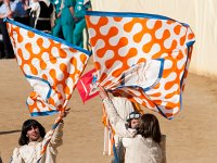 DSC 8284  Palio di Siena Do najbardziej widowiskowych atrakcji zaliczyć należy symultaniczne żonglowanie wielkimi jedwabnymi chorągwiami w barwach contrade. Każda dzielnica ma swoje własne, odrębne barwy, co widoczne jest także na ulicach miasta, które w dniach Palio są odświętnie udekorowane chorągwiami i wstęgami w barwach contrade.