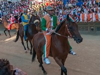 DSC 8419  Palio di Siena Kulminacyjnym punktem tego święta, którym żyje całe miasto i przyciąga tysiące turystów z całego świata, jest otwarta dla widzów, niezwykle emocjonująca, choć trwająca jedynie trzy okrążenia wokół placu, gonitwa konna.