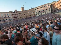 DSC 8435  Piazza del Campo Najbardziej uroczy z włoskich placów ma dosyć specyficzną formę, jest usytuowany w miejscu rzymskiego forum. Początkowo był głównym placem targowym Sieny ale w 1288 roku stał się centralnym placem miasta. To tutaj rozgrywane jest słynne Palio.
