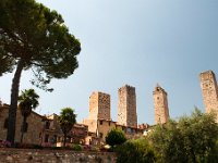 DSC 8637  San Gimignano Miasto, zwane "Manhattanem średniowiecza" lub "Miastem wież", słynie z czworokątnych wież zbudowanych przez zamożnych mieszkańców w XIII-XV w., które pełniły funkcje obronne, ale także podkreślały znaczenie i zamożność właściciela.