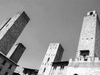 DSC 8651  San Gimignano Miasto przeżywało rozkwit pod koniec średniowiecza, dzięki dogodnemu położeniu pomiędzy Florencją i Sieną na szlaku handlowym. Upadek spowodowało przeniesienie szlaku oraz zaraza w 1348.