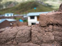 DSC2674  W drodze z Puno do Cuzco - domy z suszonej na słońcu cegły mułowej