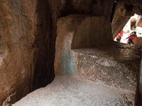 DSC3340  Wewnętrzne nisze najprawdopodobniej były miejscem składania mumii przygotowanych do rytuałów pogrzebowych. Grota uważana jest za grobowiec Inki Pachacutiego.