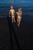 Zabawa na czarnej plaży